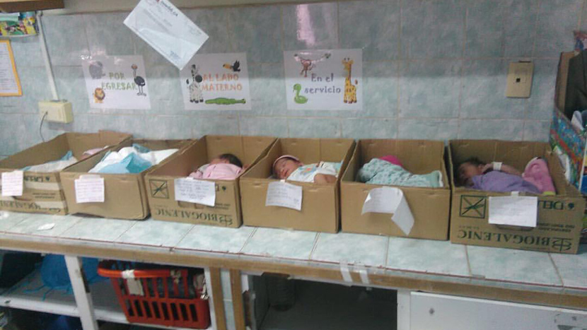 TUŽNA SLIKA BEDE U VENECUELI: Bebe čuvaju u KARTONSKIM KUTIJAMA umesto u inkubatorima (FOTO) (VIDEO)