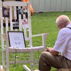 TUŽNI DEKA RAZNEŽIO LJUDE ŠIROM SVETA! Dirljiva fotografija sa UNUKINOG VENČANJA rasplakala mnoge (FOTO)