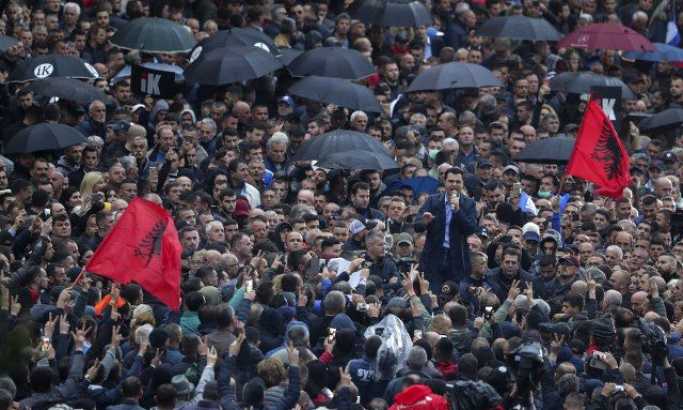 Tači: Svi Albanci pod jedan kišobran