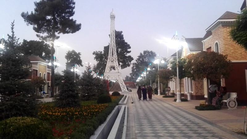 Tadžici nezadovoljni zbog skupog kičastog francuskog parka