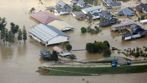 Tajfun odneo 23 života i ostavio Japance bez struje, ljudi beže na krovove kuća