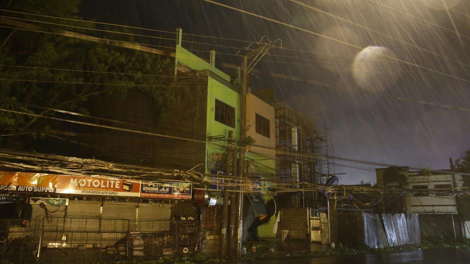 Tajfun pogodio sever Filipina, udari vetra do 225 km/h
