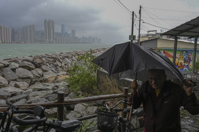 Tajfun razorio Hongkong: Više od 50 ljudi završilo u bolnicama VIDEO