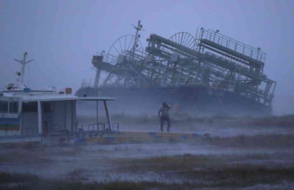 Tajfun u Japanu: Otkazani letovi, stali vozovi, 70 povređenih