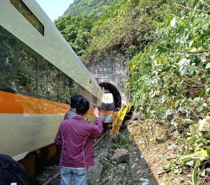 Najmanje 48 mrtvih u tunelu u udesu tajvanskog voza (VIDEO)