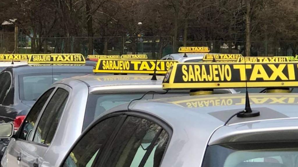 Taksista na aerodromu u Sarajevu odbio voziti putnika sa štakama jer mu je vožnja bila prekratka