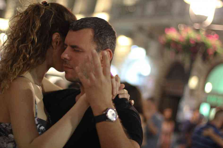 Tango fleš mob u Beogradu, više od sto plesača