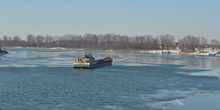 Tanker kod Futoga zarobljen u ledu