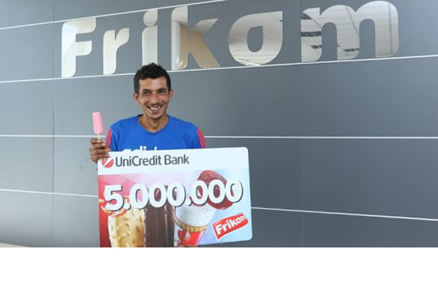Tarzan Smajli iz kartonskog naselja na Cukarici dobio 5.000.000 dinara Kupio sladoled i ostao na mestu ukopan (FOTO)