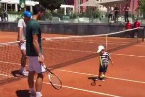 Tatin naslednik: Novakov sin Stefan počeo da igra tenis