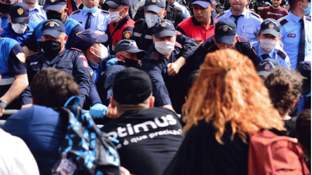 Teatar razdora u Tirani, supruga predsednika Albanije među uhapšenima