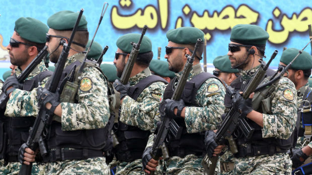 Teheran tvrdi da je uhapsio 17 špijuna CIA, zastava Irana na zaplenjenom brodu