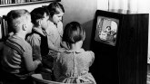 Tehnologija koja (ne) stari: Hiljade ljudi i dalje gleda crno-beli TV