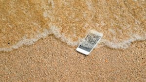 Telefon vam je upao u vodu? Evo šta treba da radite kako biste ga vratili u život