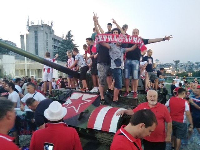 Tenk i trubači  fešta ispred stadiona Rajko Mitić FOTO/VIDEO