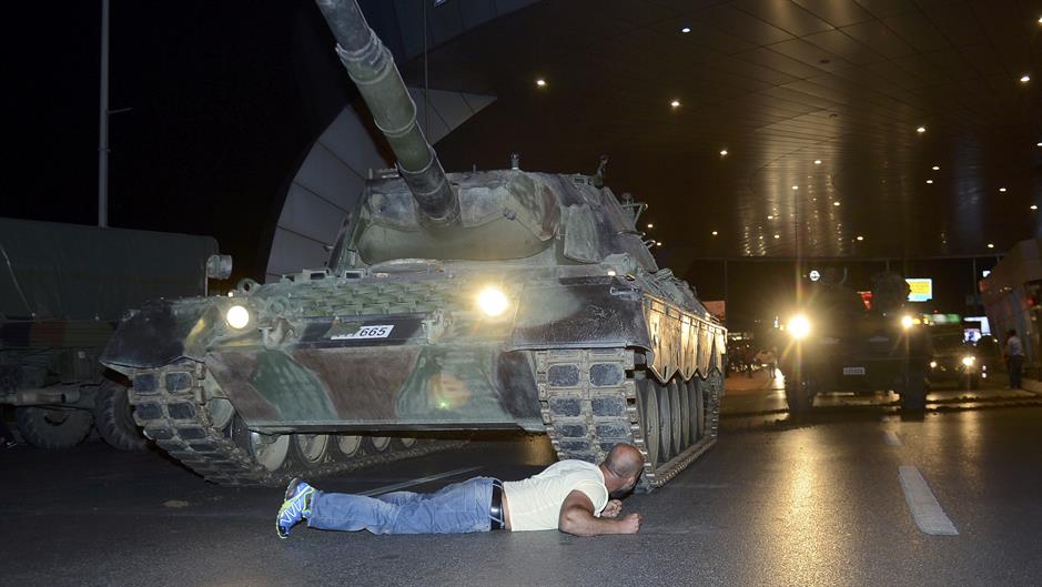 Tenkovi se povlače sa ulica Ankare i Istanbula