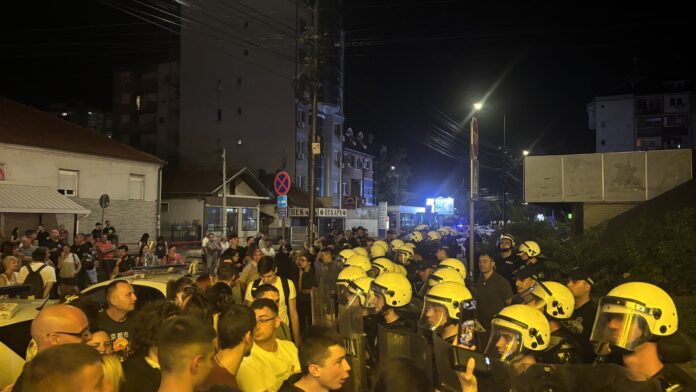 Tenzije noćas u Nišu: Sukob građana i policije, gradonačelnik izašao iz SNS prostorija