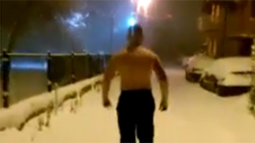 Teodor je na Badnje veče na -20 skinuo majicu, šetao po hladnoći i radio sklekove po snegu (VIDEO)