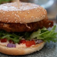 Tera vodu na usta: Najukusniji burger sa CEPKANOM PILETINOM i mocarelom kod kuće - Ručak koji će vam napuniti stomake