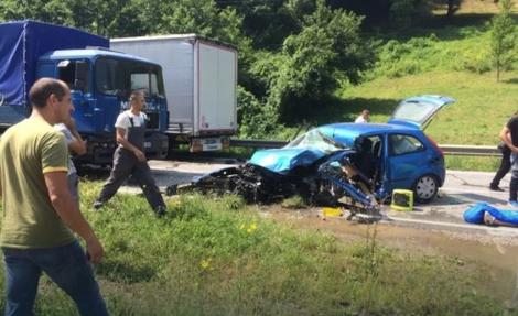 Teška nesreća kod Žepča: U sudaru dva automobila i dva kamiona dve osobe teško povređene