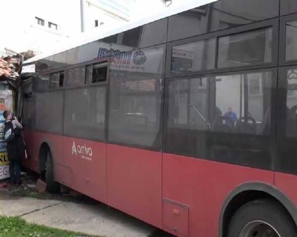 Teška nesreća u Beogradu: Autobus pun putnika udario u kiosk, ima povređenih (VIDEO)