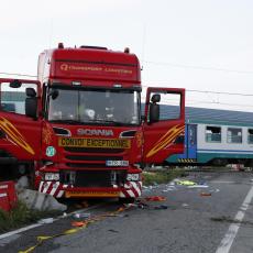 Teška nesreća u Italiji: Voz iskočio iz šina i sudario se sa kamionom, ima mrtvih (FOTO)