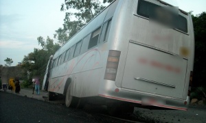 Teška saobraćajka! Autobus sleteo sa puta, zakucao se u farmu, ima nastradalih i mnogo povređenih!