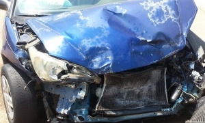 Teška saobraćajka u Kozarskoj Dubici: Troje povređeno u sudaru kamiona i automobila
