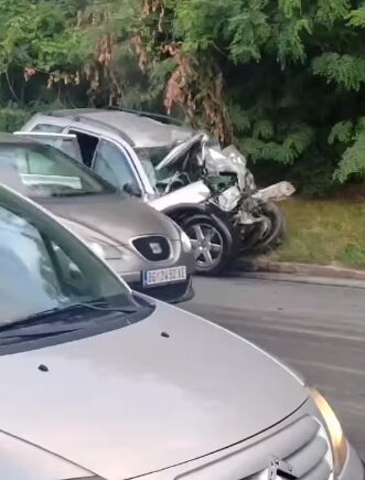 Teška saobraćajna nesreća kod Mladenovca: U direktnom sudaru autobusa i automobila poginuo vozač, 30 osoba povređeno (VIDEO)