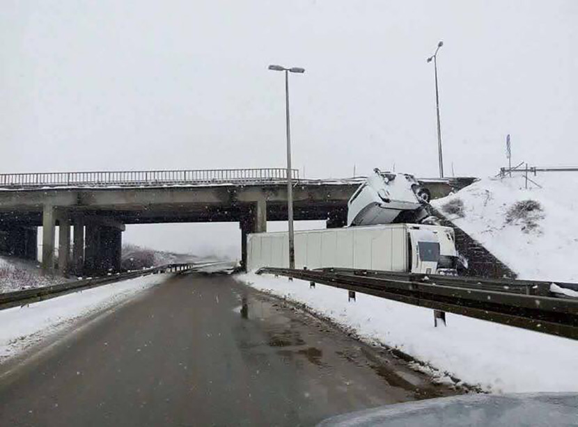 Teška saobraćajna nesreća kod Morovića: Kamion sleteo sa auto-puta (FOTO)
