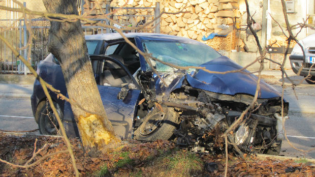 Teška saobraćajna nesreća u Aleksandrovcu, lekari se bore za život povređene devojke