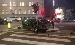 Teška saobraćajna nesreća u Beogradu! Žena se svom silinom zakucala u semafor! (FOTO S LICA MESTA)