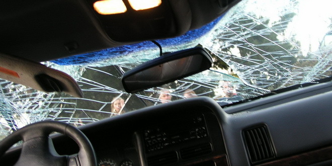 Teška saobraćajna nesreća u Veterniku, vozila smrskana