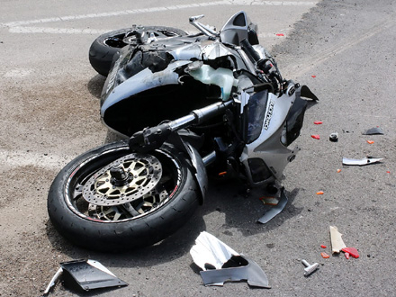 Teško povređen mladić: Mopedom udario u ogradu, pa u pomoćni objekat