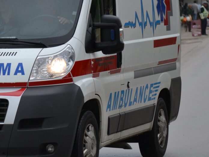 Teško povređen muškarac – sleteo kolima sa puta na prugu kod Sićeva