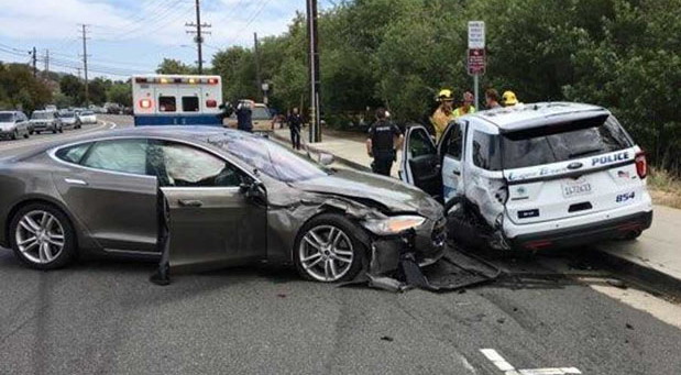 Tesla Model S udario u parkirano policijsko vozilo