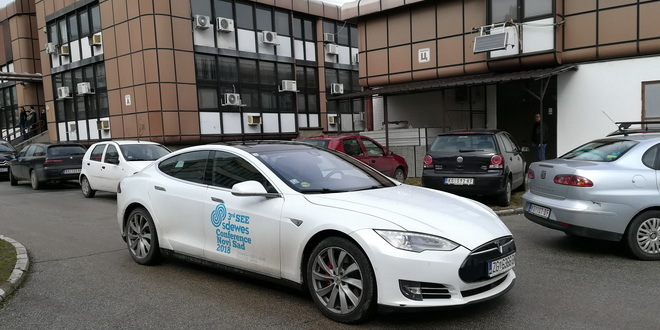 Tesla mora da povuče 12.330 vozila zbog problema s lajsnama