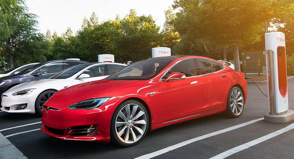 Tesla pomaže vozačima da brže pobegnu od uragana Florens