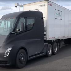 Teslin električni kamion ima ODLIČNO UBRZANJE: Dokaz su ovi snimci! Semi vlada putevima Amerike! (VIDEO)