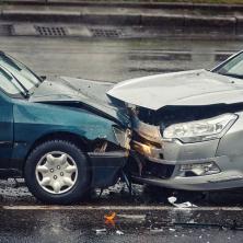 Težak sudar na ulasku u Zlatibor: Veliki broj slupanih auta stoji u koloni
