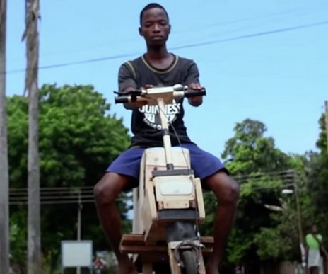 Tinejdžer iz Gane napravio solarni motocikl od drveta