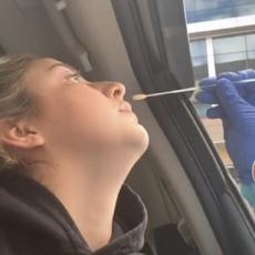 Tinejdžerka u VIRALNOM snimku pokazala kako izgleda testiranje na koronavirus! (VIDEO)