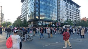 Tokom 16 minuta tišine u Novom Sadu muškarac prvo vređao okupljene, pa udario ženu autom