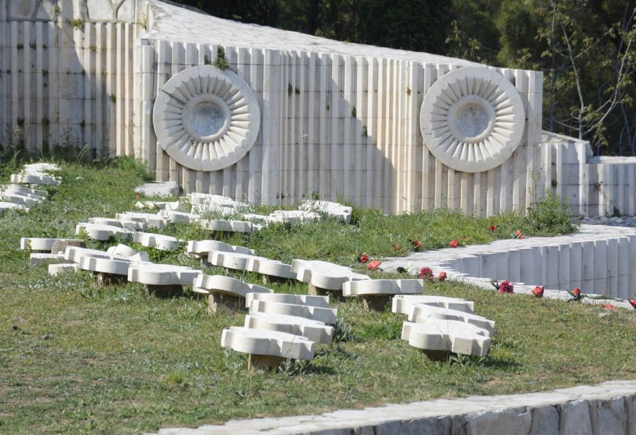 Tokom policijskog sata polomljene ploče na Partizanskom groblju u Mostaru