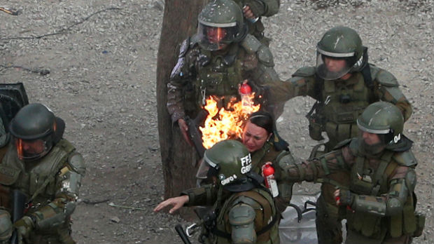 Tokom protesta u Čileu policajke pogođene molotovljevim koktelom