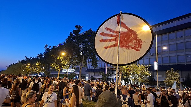 Tokom sinoćneg protesta demolirane prostorije SNS na Bulevaru oslobođenja, u Stražilovskoj i Kosovskoj ulici 