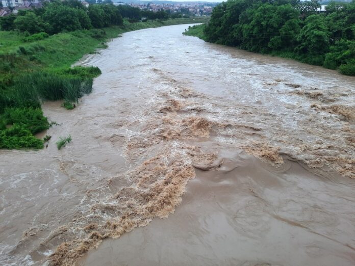 Toplica za 24 sata narasla na 2,4 metra – trenutno u Kuršumliji vodostaj opada, u Prokuplju raste