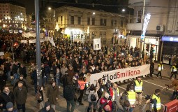 
					Topola: Sa petog protesta zatražene ostavke predsednika Srbije i Skupštine opštine Topola 
					
									