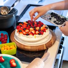 Torta GOTOVA ZA PET MINUTA, a potrebno je PET SASTOJAKA - Savršena letnja poslastica koja osvežava
