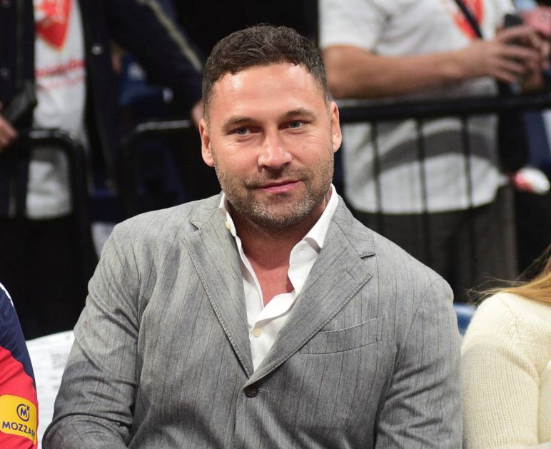 Tošić sada grli lepoticu koja jako liči na Karleušu, u pripijenoj tesnoj haljini bacila mu je u zagrljaj FOTO